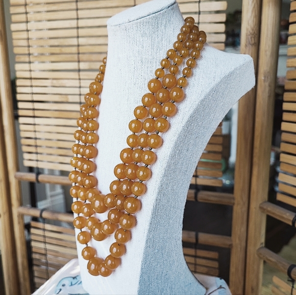 TALBOT'S Creamy Light Butterscotch Knotted Graduated Lucite Beaded Necklace - Picture 2 of 7